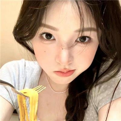 校服的裙摆